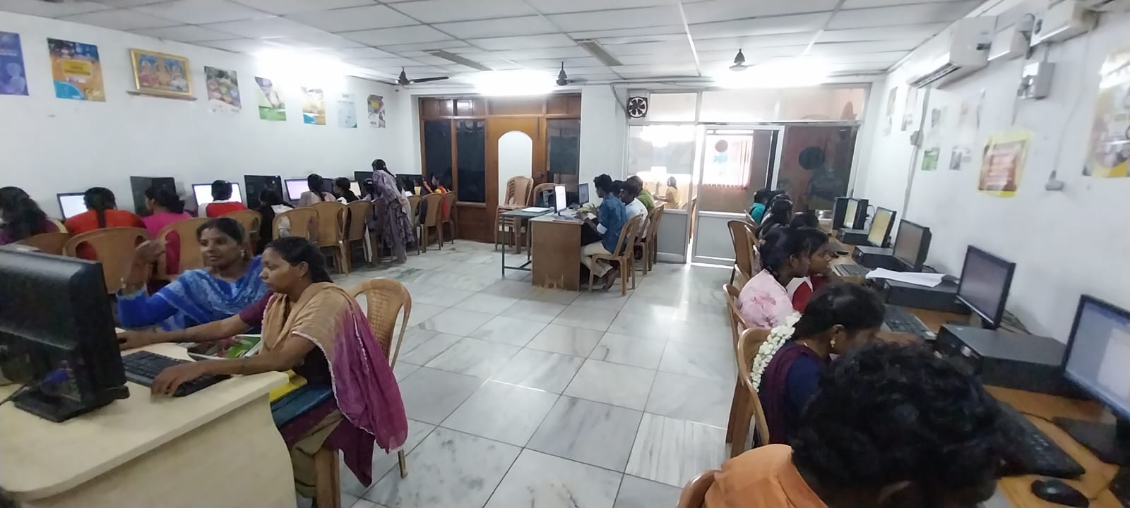 Modern computer lab at CSC Computer Software College Walajapet